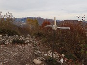 45 Ripassiamo dalla croce di vetta del Podona (1228 m)